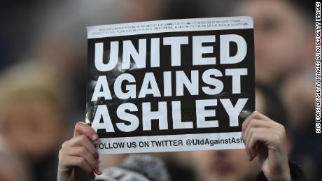 Fan protesta contra Mike Ashley durante el Newcastle contra Man City la temporada pasada.