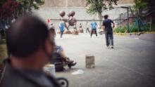 Un grupo de residentes de Wuhan se está reuniendo para jugar al bádminton en el parque después de ser bloqueado el 23 de abril.