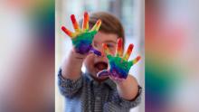 El Príncipe Louis pintó un arcoíris en fotos emitidas con motivo de su segundo cumpleaños.