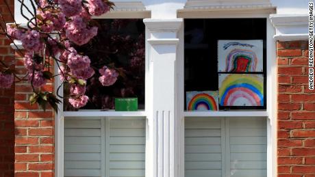 Los dibujos caseros del arco iris se muestran en una ventana el 9 de abril en Londres, Inglaterra.