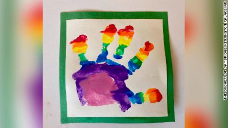 El Príncipe Louis pintó su propia imagen del arco iris usando una impresión de palma. 