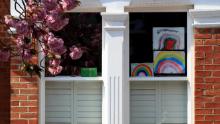 Los dibujos caseros del arco iris se muestran en una ventana el 9 de abril en Londres, Inglaterra.