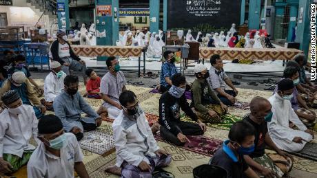 Los musulmanes indonesios realizan oraciones tarawih en la Mezquita Jogokaryan como el comienzo del mes sagrado del Ramadán el 23 de abril de 2020. En Jogyakarta, Indonesia. 