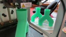 Los entusiastas de la impresión 3D trabajan desde casa para ayudar a los hospitales a combatir el coronavirus
