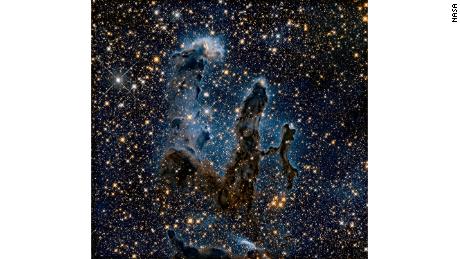 Esta es una foto del infrarrojo cercano de los Pilares de la Creación, columnas de gas y polvo en las que nacen nuevas estrellas. Muestra nuevas estrellas que no eran visibles en la versión visible de la imagen que se puede ver en la galería.
