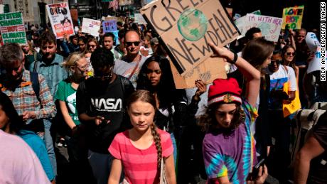 El Centro Greta Thunberg lidera a jóvenes activistas y simpatizantes de Nueva York que exigen acciones en relación con la crisis climática.