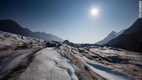 El sol brilla en el glaciar Spencer, cerca de Anchorage, Alaska.