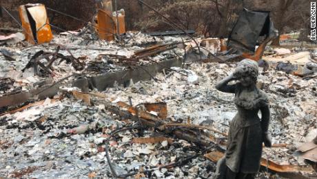 La estatua se encuentra en medio de las ruinas de una casa destruida por Camp Fire en Paradise, California.