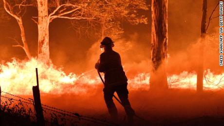 El bombero serpentea a través de los árboles y el calor de los incendios forestales en Nueva Gales del Sur.