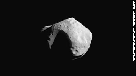 No tenemos imágenes de asteroides recién descubiertos, pero los investigadores imaginan que se parecen al de Mathilde, fotografiado por la misión NASA NEAR Shoemaker en 1997. 
