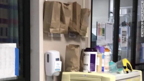 Uno de los hospitales en Louisiana usa bolsas de papel marrón en la puerta de la UCI para almacenar máscaras usadas 