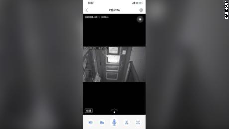 Una captura de pantalla del teléfono desde una aplicación utilizada por las autoridades para monitorear imágenes de cámaras instaladas para personas en cuarentena en el distrito Nanshan de Shenzhen.