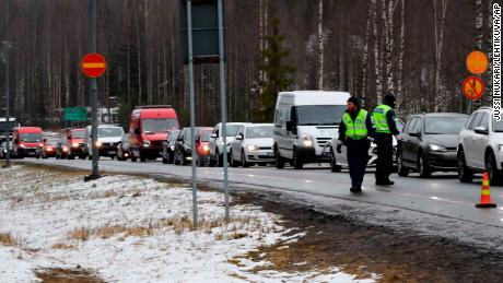 Coches en el punto de control de tráfico en Hyvinkaa, Finlandia, el 15 de abril, cuando bloquean Uusimaa, la región más poblada del país.