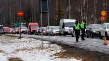 Coches en el punto de control de tráfico en Hyvinkaa, Finlandia, el 15 de abril, cuando bloquean Uusimaa, la región más poblada del país.