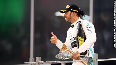 Hamilton celebra después de ganar el Gran Premio en Abu Dhabi.