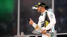 Hamilton celebra después de ganar el Gran Premio en Abu Dhabi.