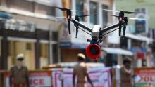 Drone utilizado por la policía para monitorear actividades humanas y difundir mensajes informativos en Chennai el 4 de abril de 2020. 