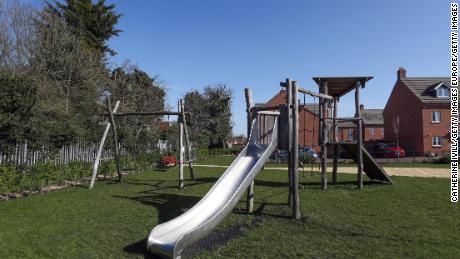 Aylesbury Park, Inglaterra, el 24 de marzo, después de que el gobierno anunciara que los parques infantiles están a punto de cerrar para forzar la distancia social.