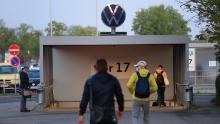 Los trabajadores caminan hacia la puerta de entrada a la fábrica de Volkswagen en Wolfsburg, Alemania, el 27 de abril de 2020. 