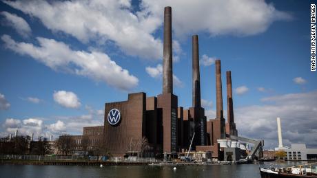 Un gigante complejo de fábrica de Volkswagen en Wolfsburg, Alemania.