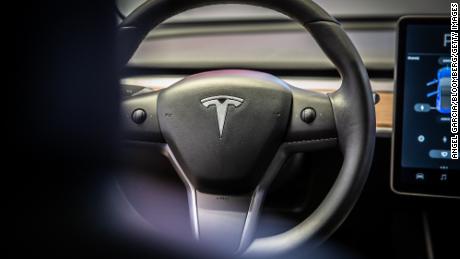 La última característica del piloto automático Tesla también se ralentiza para las luces verdes