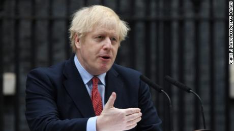 Boris Johnson habla con Downing Street cuando regresa a trabajar después de recuperarse de Covid-19 el 27 de abril.