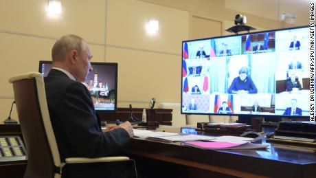 El presidente ruso, Vladimir Putin, preside una video conferencia con los jefes de las regiones de Rusia sobre la situación del coronavirus el martes.
