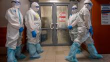 Los trabajadores médicos esperan ingresar a la zona roja para tratar a los pacientes con coronavirus en el hospital clínico Spasokukotsky en Moscú el 22 de abril.