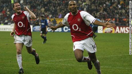 Henry celebra el tercer gol del Arsenal contra el Inter de Milán.