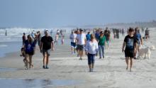 Los que toman el sol en Jacksonville, Florida, salieron en masa para disfrutar de la playa recientemente abierta el 17 de abril. Las clases se limitan a caminar, correr, andar en bicicleta y pescar. 