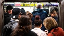 La gente empuja un tren lleno de gente en un sistema de metro de Nueva York el 5 de marzo antes de que un coronavirus fuera considerado una pandemia. 