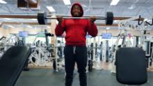Un hombre, una de dos personas en el gimnasio, el 24 de abril aumenta de peso en Lilburn, Georgia.