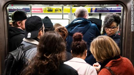 La gente empuja un tren lleno de gente en un sistema de metro de Nueva York el 5 de marzo antes de que un coronavirus fuera considerado una pandemia. 