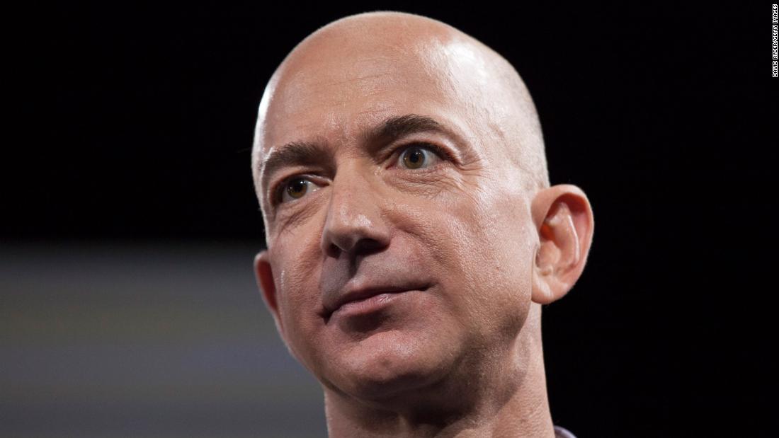 Jeff Bezos les dice a los accionistas que "tomen su lugar" cuando la compañía administra Covid-19