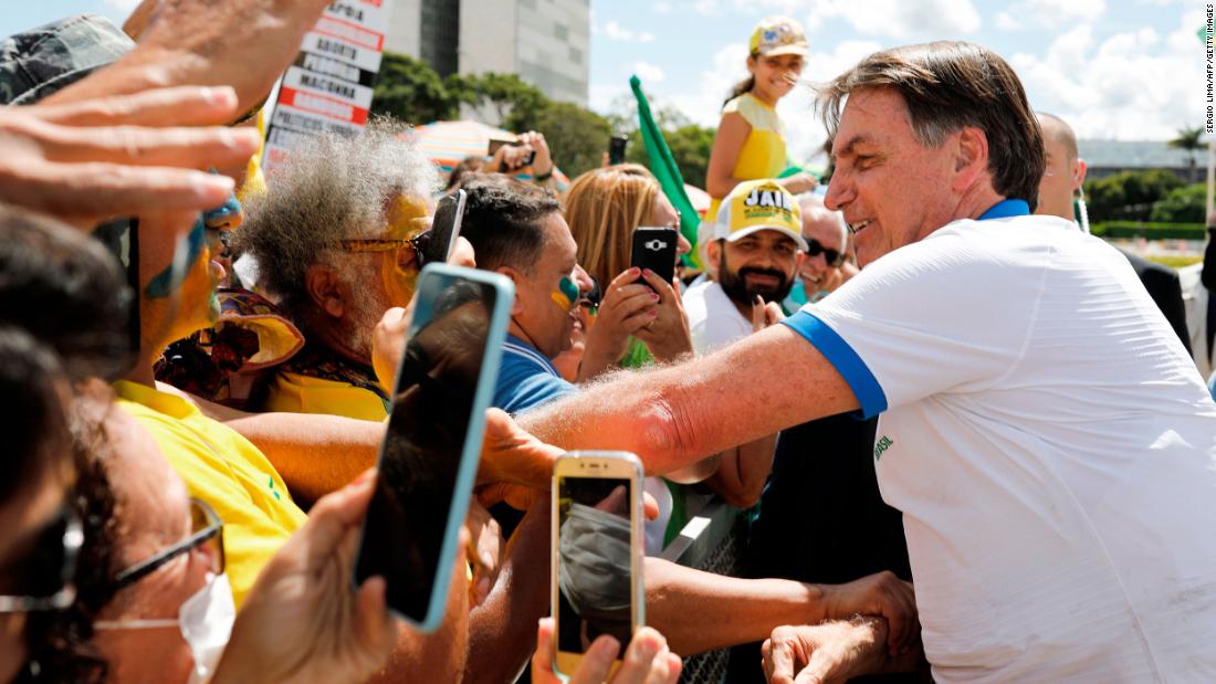 Brasil sufrió la primera muerte de un coronavirus porque Bolsonaro llama "histeria" a las medidas preventivas