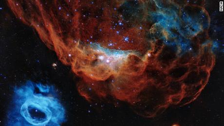 Esta nueva imagen de la nebulosa roja gigante y la nebulosa azul vecina más pequeña se publicó en el 30 aniversario del telescopio.