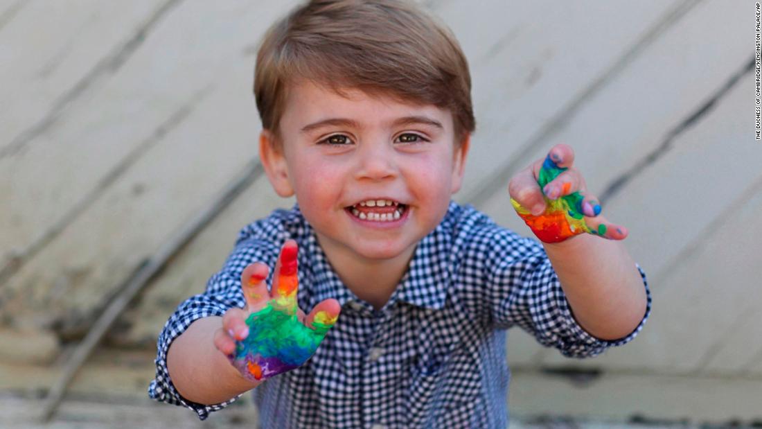 Fotos del arco iris del príncipe Ludwik emitidas con motivo de su segundo cumpleaños