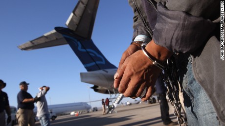 ICE Air: cómo funcionan los vuelos de deportación estadounidenses