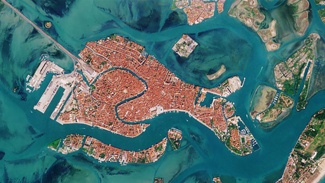 Las imágenes cósmicas de Venecia muestran cómo el coronavirus cambió los canales icónicos de la ciudad.