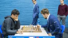 Firouzja (L) v Carlsen durante la novena ronda del Torneo de Ajedrez Tata Steel en Wijk aan Zee, Países Bajos.