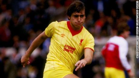 Michael Robinson juega Liverpool en 1983.