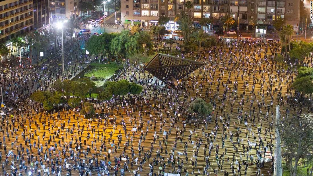 Miles de israelíes protestan contra Netanyahu a dos metros de distancia