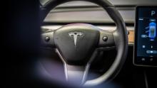 La última función del piloto automático de Tesla también se ralentiza para las luces verdes