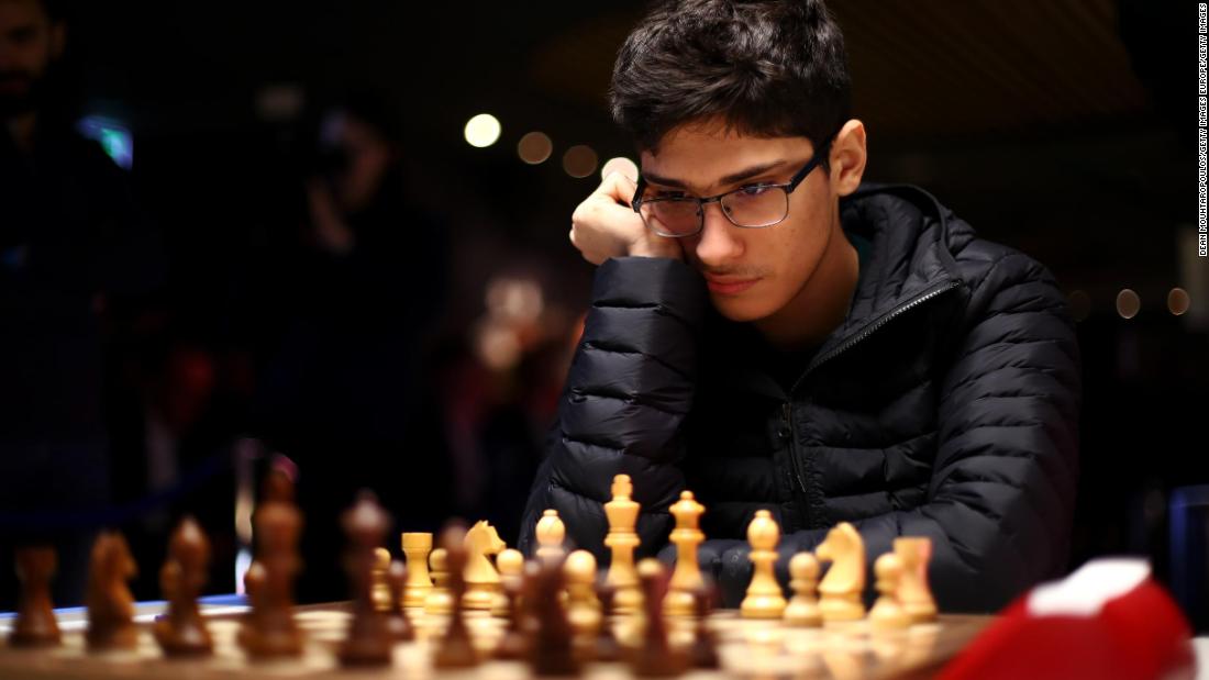 Un iraní de 16 años sorprende al mundo del ajedrez No. 1 Magnus Carlsen para ganar un premio de $ 14,000
