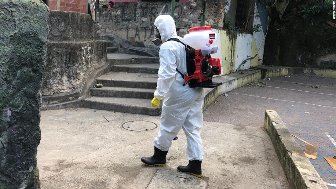 Un residente de la favela brasileña que vio el próximo coronavirus.