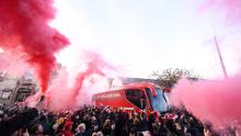 Los fanáticos del Liverpool se iluminan cuando su entrenador llega al estadio antes del partido de la Premier League entre el Liverpool FC y el Manchester City en Anfield el 10 de noviembre de 2019.
