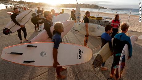 Los surfistas están esperando que los funcionarios abran Bondi Beach en Sydney el 28 de abril, ya que las restricciones a la pandemia de coronavirus se han aliviado. La playa está abierta a nadadores y surfistas. 