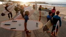 Los surfistas están esperando que los funcionarios abran Bondi Beach en Sydney el 28 de abril, ya que las restricciones a la pandemia de coronavirus se han aliviado. La playa está abierta a nadadores y surfistas. 