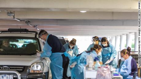Médicos que realizaron pruebas en Covid-19 en el centro de pruebas de manejo en un estacionamiento el 30 de abril en Melbourne, Australia. 