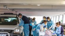Médicos que realizaron pruebas en Covid-19 en el centro de pruebas de manejo en un estacionamiento el 30 de abril en Melbourne, Australia. 